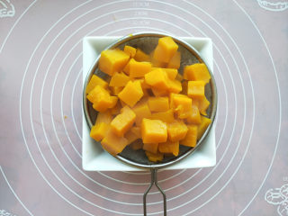 12、酸奶南瓜派,蒸好的南瓜会出一些水，用滤网控干水分。