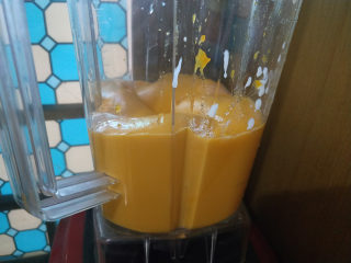 16、酸奶南瓜派,搅打至细腻的糊状。