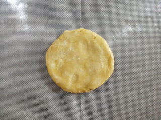 17、酸奶南瓜派, 取出松弛好的派皮回温。