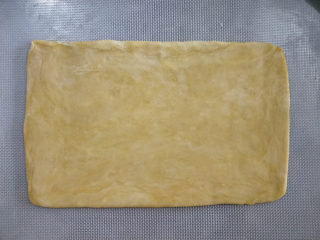19、酸奶南瓜派,擀成比派盘稍大一圈的形状。我准备用长方派盘，所以擀成长方形。