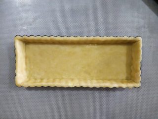 23、酸奶南瓜派,拿掉多余的派皮。