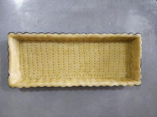 24、酸奶南瓜派,为了防止派皮在烘烤时鼓起，用叉子在派皮底上扎满小洞。