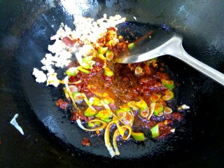 6、肉沫香辣面,放入葱片翻炒