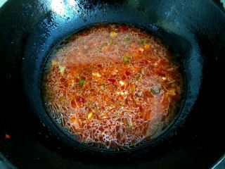8、肉沫香辣面,加入一大碗清水烧开