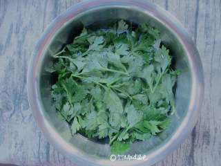 1、蒸芹菜叶,摘下的芹菜叶洗净沥干水份