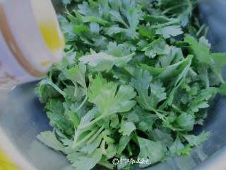 3、蒸芹菜叶,淋入少许食用油,大概2,3克样子