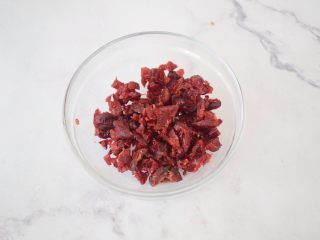 2、酸奶蔓越莓糕,蔓越莓切碎备用