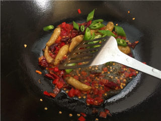 5、肥牛金针菇,炒锅倒入适量的油，加入藤椒、泡椒、干辣椒、红剁椒。