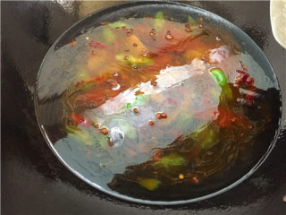 7、肥牛金针菇,大火烧开。