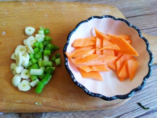 1、西兰花炒虾仁,切葱花蒜片，胡萝卜片