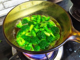 2、西兰花炒虾仁,西兰花放入，开水中烫一下，捞出