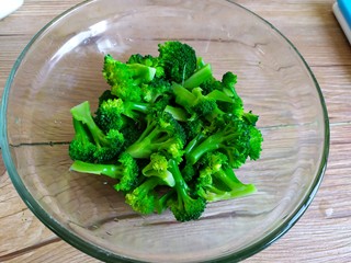 3、西兰花炒虾仁,放入凉水中，冲洗两遍，攥干水分备用