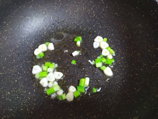 4、西兰花炒虾仁,锅中油热，加入葱蒜炒香