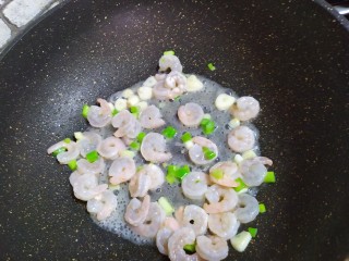 5、西兰花炒虾仁,加入腌制好的虾仁，翻炒至颜色变红（虾仁腌制:虾仁加入盐腌制五分钟，攥干水分，加入淀粉再腌制五分钟，加少许油拌匀）