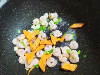 6、西兰花炒虾仁,胡萝卜片