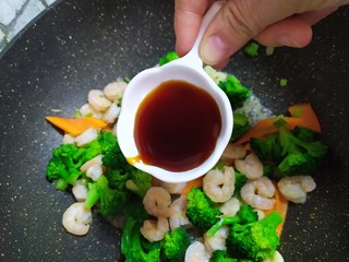 8、西兰花炒虾仁,蚝油