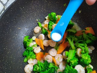 9、西兰花炒虾仁,盐