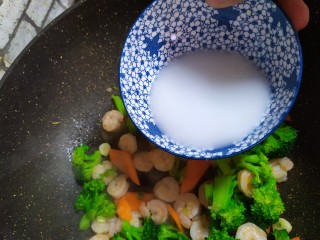 10、西兰花炒虾仁,水淀粉