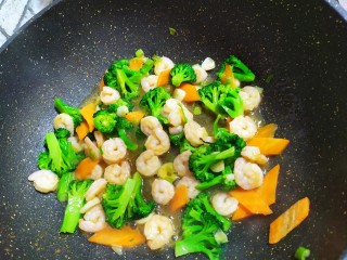 11、西兰花炒虾仁,料酒，炒匀即可