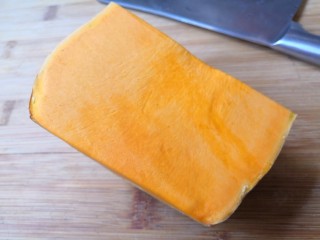 1、十味   香酥南瓜条,准备老南瓜一块。