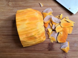 2、十味   香酥南瓜条,去皮后，洗净。