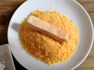 10、十味   香酥南瓜条,再把南瓜条放入面包糠中。