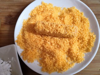11、十味   香酥南瓜条,把南瓜条均匀的裹上面包糠。