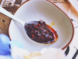 2、香辣过瘾 十分钟无油版 回锅肉,调制酱料：碗内放入豆瓣酱