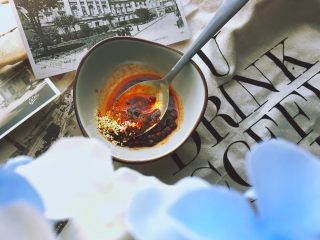 3、香辣过瘾 十分钟无油版 回锅肉,加入鸡精 料酒