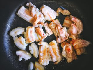 6、香辣过瘾 十分钟无油版 回锅肉,煎至两面变色