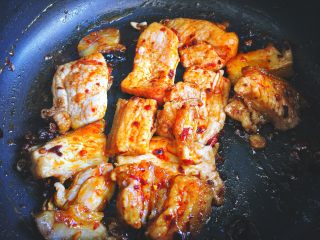 9、香辣过瘾 十分钟无油版 回锅肉,大火翻炒 炒熟肉片(尝尝不够咸可以放点盐)