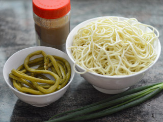 1、武汉热干面,材料准备好