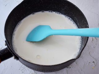 5、脆皮鲜奶,搅拌均匀