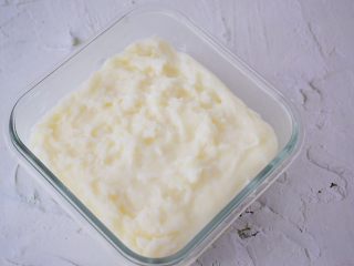 8、脆皮鲜奶,倒入保鲜盒中放凉后盖上盖子放入冰箱冷藏至凝固