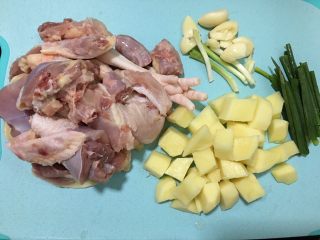 1、土豆焖鸡,准备好所有食材。