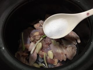 3、土豆焖鸡,加半勺盐。