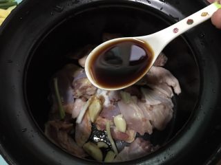 4、土豆焖鸡,两勺酱油。