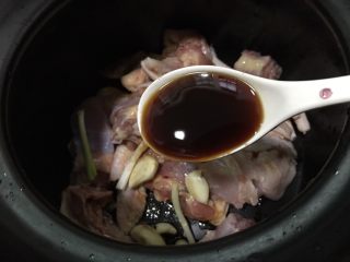 5、土豆焖鸡,一勺蚝油。