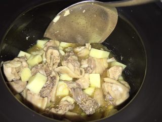 12、土豆焖鸡,翻拌均匀。