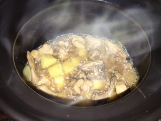 13、土豆焖鸡,中小火5分钟。