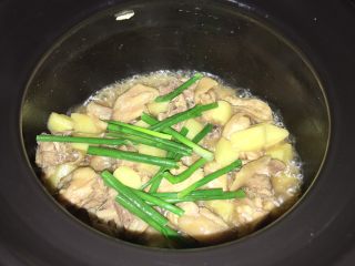 14、土豆焖鸡,放入葱尾焖分钟。