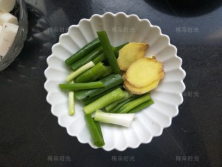 4、排骨玉米汤,葱切段，姜切片。