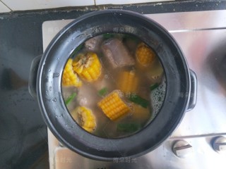 8、排骨玉米汤,然后转入砂锅，排骨，玉米，都放进去。然后加盐。加热水，水加多一点。先大火烧开。再小火炖煮。