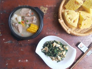 11、排骨玉米汤,我搭配了，玉米发糕，蒜蓉苦菜做午餐。