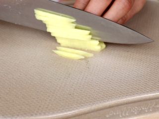 2、#年年有余#清蒸鲈鱼,生姜切丝