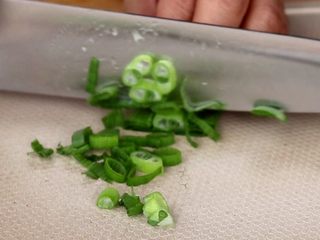 3、#年年有余#清蒸鲈鱼,小葱切末