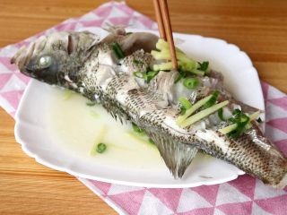 4、#年年有余#清蒸鲈鱼,捡出姜丝和葱末