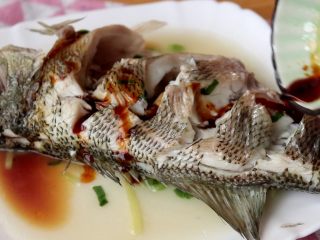 5、#年年有余#清蒸鲈鱼,淋上儿童酱油，再撒一些葱末