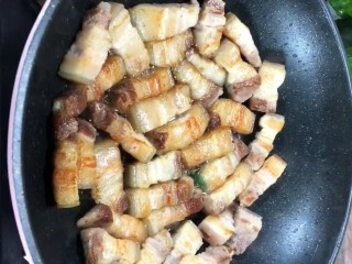 4、啤酒五花肉,锅不放油下入五花肉，编出油脂