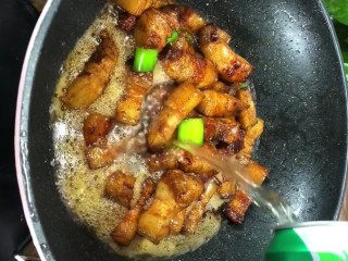 7、啤酒五花肉,倒入一罐啤酒